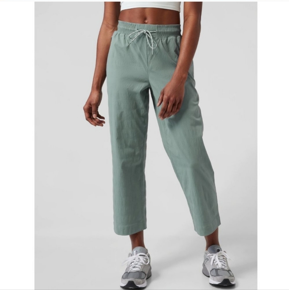 Athleta Trekkie Straight Crop